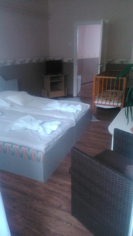 Hotel ดอมโบวาร์ ห้อง รูปภาพ
