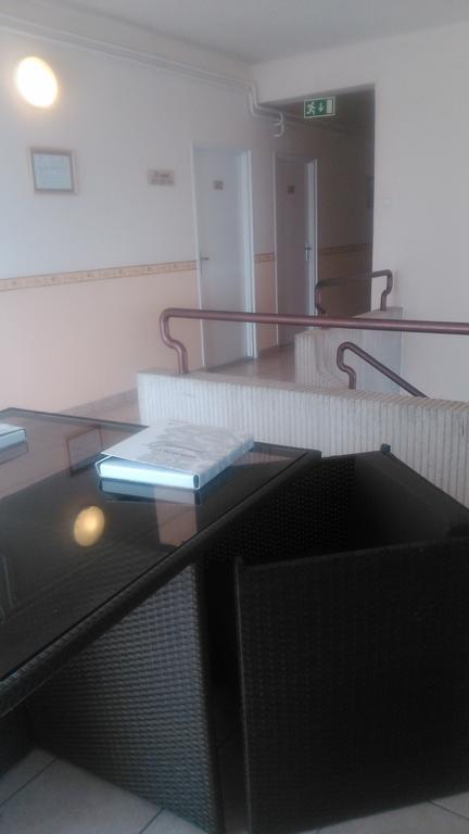 Hotel ดอมโบวาร์ ภายนอก รูปภาพ